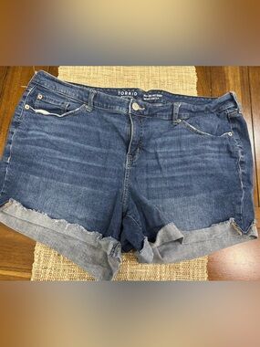 Torrid Mid-Rise Shortie Denim Shorts Sz 22 Vintage Stretch